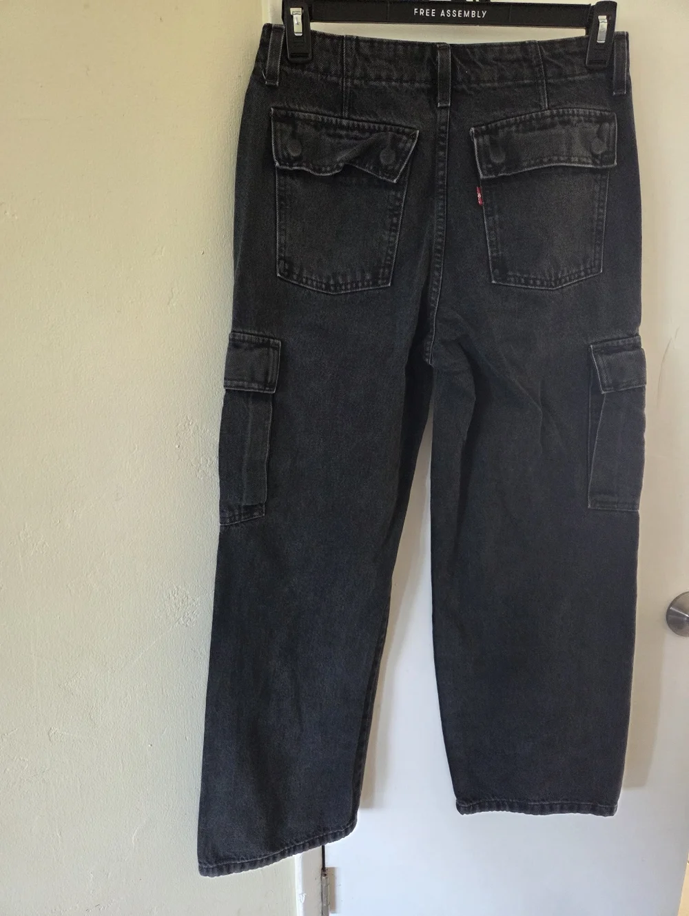 Levi's Women's '94 Baggy Cargo Jeans in the black wash - Picture 3 of 7